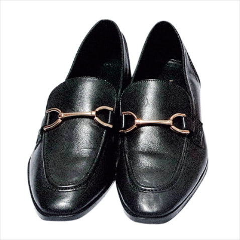 黒ビットローファー 7,990円／ZARA（ザラ カスタマーサービス）　パンプスほど力まずきちんと見えるオーセンティックな佇まい。ゴールドのビットで華やかさも加味。