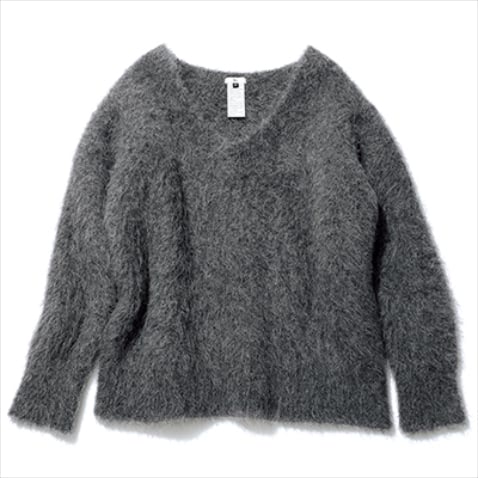 グレーモヘアニット 39,600円／Sov.（フィルム）　風合いだけで飾りとして成立。幸福感のあるふわふわニット。