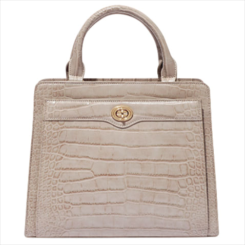 クロコ型押しバッグ（23×28.5×11） 16,500円／ダイアナ（ダイアナ 銀座本店）
