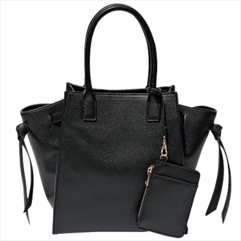 黒レザーバッグ（30×25.5×10.3） 9,990円／プラステ