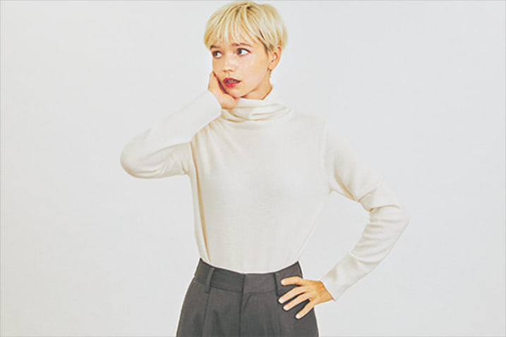 白タートル 8,990円（一部店舗のみ販売）／UNIQLO　タックパンツ 11,000円／Ungrid　カシミヤ素材で、肌あたりも良好。薄すぎない生地＆横幅のあるシルエットで、インナーも透けにくい。ハイゲージでさらに上品。