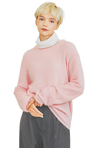 白タートル、パンツは着まわし。ピンクニット 35,200円／SLOANE　スエット感覚で着られる、丸首＆プルオーバータイプで、ひかえめな甘さに着地。起毛感のある白を仕込み、しなやかな印象もキープ。