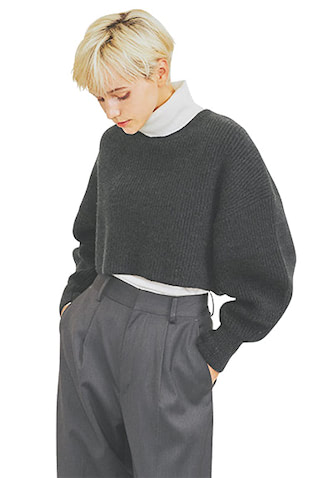 白タートル、パンツは着まわし。2way黒ニット 14,300円／Apuweiser-riche（アプワイザー・リッシェ プレスルーム）　脚長見せの効果がある短め丈。黒×白で濃淡つけてさらにすっきりと。