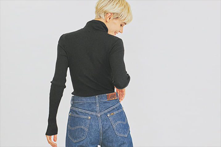 黒タートル 20,900円／GALERIE VIE（ギャルリー・ヴィー 丸の内店）　デニムパンツ 17,600円／Lee×Rena Takeshita（リー・ジャパン カスタマーサービス）