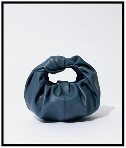 ブルーバッグ（12×23×10） 11,000円／HELOYSE（ROSE BUD）