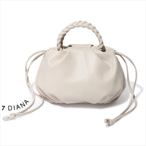 エクリュショルダーバッグ（19×33×10） 13,750円／ダイアナ（ダイアナ 銀座本店）