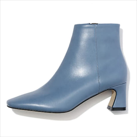 ライトブルーブーツ（5.5） 11,880円／ラルート（アバハウスインターナショナル オンラインストア）