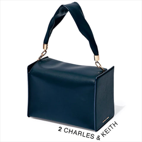 ネイビーハンドバッグ（15×22×13）　9,350円／CHARLES & KEITH（CHARLES & KEITH JAPAN）