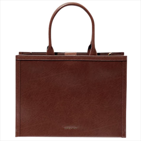 ブラウンバッグ（27×37×17） 9,900円／CHARLES & KEITH（CHARLES & KEITH JAPAN）
