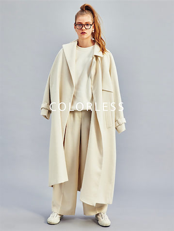 白コート 176,000円、白パンツ 47,300円／ともにebure（ebure GINZA SIX店）　白スエット 23,100円／マカフィー（TOMORROWLAND）　イヤリング 5,500円／デミルクス ビームス（デミルクス ビームス 新宿）　眼鏡 34,100円／BLANC　スニーカー 11,000円／ムーンスター（ムーンスター カスタマーセンター）
