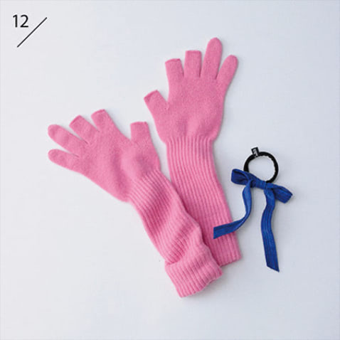 ピンクロンググローブ 9,900円／ジェーン スミス（アダム エ ロペ）　コーデュロイヘアゴム 4,400円／ジェニファー オーレット（ロンハーマン）