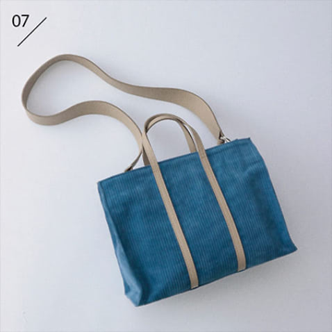 ブルーコーデュロイバッグ（22.5×30×15.5） 37,400円／リエンピーレ（SHOWROOM 233）
