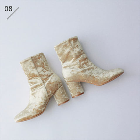 ベロアショートブーツ（7） 17,600円／Ungrid
