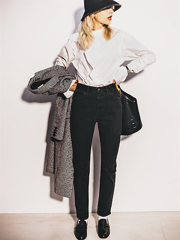手に持ったコート 18,700円／SLY、ハット 5,830円／MOUSSY（ともにバロックジャパンリミテッド）　白フリルシャツ 18,700円／ロク（ロク 渋谷キャットストリート）　黒デニムパンツ 20,900円／THE SHINZONE（Shinzone ルミネ新宿店）　イヤリング 3,300円／キャセリーニ　時計 23,100円／デミルクス ビームス（デミルクス ビームス 新宿）　バッグ 46,200円／オルセット（オルサ）　ローファー 16,390円／A de Vivre　ソックス／スタイリスト私