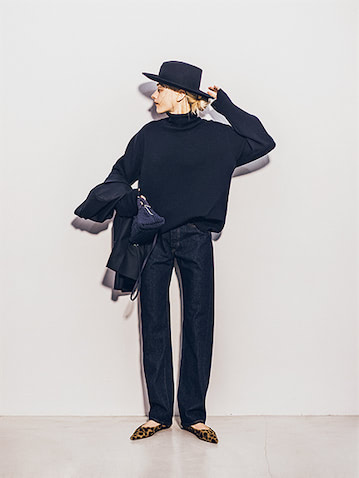 ニット 34,100円／SLOANE　デニムパンツ 20,900円／Levi’s® Vintage Clothing（リーバイ・ストラウス ジャパン）　手に持ったジャケット 26,400円／uncrave　ハット 19,800円／フェリシオ ベッキー（ガリャルダガランテ 表参道店）　バッグ 61,600円／マーレット（サザビーリーグ）　パンプス 35,200円／PIPPICHIC（ベイジュ）