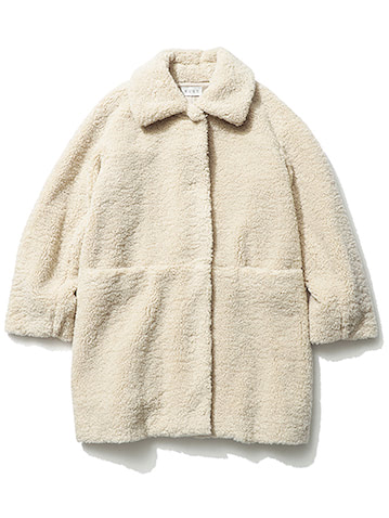 白ボアなのに着ぶくれ知らず 白ボアコート 13,000円／プラステ　ひざ丈でも脚長効果が高い、ウエストの切り替え。ボアの迫力がシックにおさまる、ステンカラーのひかえめな首元。