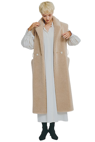 ベージュボアロングジレ 50,600円／ヴェニット（シップス グランフロント大阪店）　白ロングシャツワンピース 13,200円／エジック（エレメントルール カスタマーサービス）　黒ニーハイブーツ 31,900円／TSURU by Mariko Oikawa