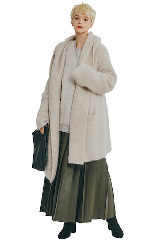 モヘアフードガウンは着まわし。スエットトップス 23,100円／FLORENT　カーキエコレザースカート 19,800円／uncrave　バッグ 29,700円／オルセット（オルサ）　ブーツ 86,900円／ダブルスタンダードクロージング（フィルム）