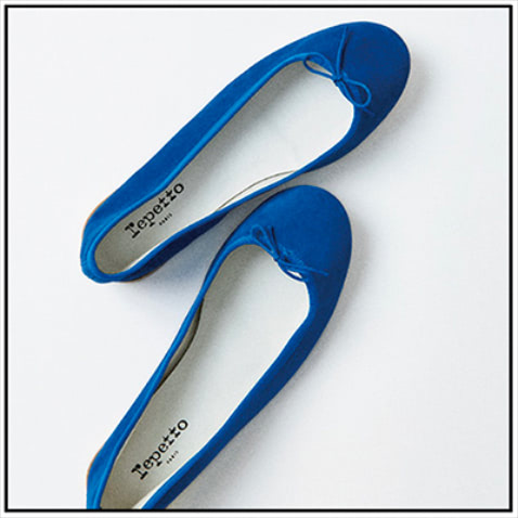 ブルーバレエシューズ（1） 38,500円／Repetto（ルック ブティック事業部）　コクのあるディープブルーで、バレエシューズも都会的。