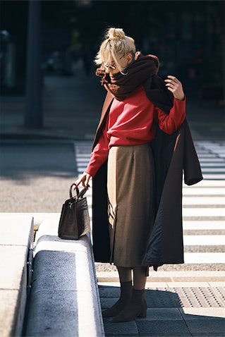 タイトスカート 39,600円／ルーム エイト（オットデザイン）　ブラウンコート 23,990円／ZARA（ザラ カスタマーサービス）　赤トップス 7,480円／シップス エニィ（シップス エニィ 渋谷店）　眼鏡 36,300円／EYEVAN 7285（アイヴァン 7285 トウキョウ）　ストール 64,900円／アソース メレ（アイネックス）　ブラウンソックス 2,750円／ベースレンジ（アダム エ ロペ）　バッグ 16,500円／ダイアナ（ダイアナ 銀座本店）　ブラウンパンプス 29,700円／FAB