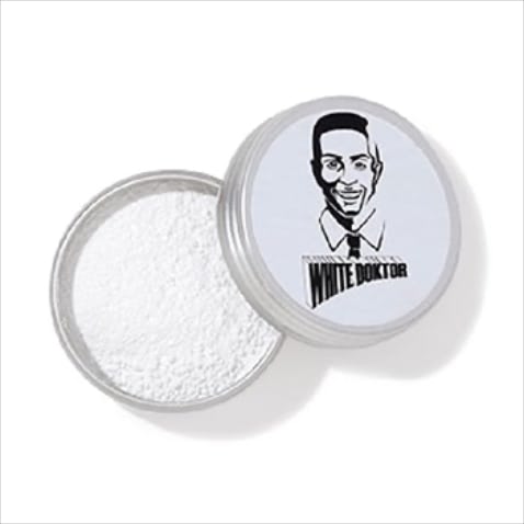 ホワイトドクトル 1,760円／神戸製薬　ケアしながら白く着色する歯磨き粉。毎日使用でき、キシリトール配合で口臭対策にもいい。