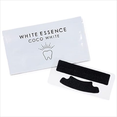 ホワイトエッセンス ココホワイト（30セット入り） 5,980円（参考価格）／ホワイトエッセンス　はりつけて使うシートタイプの歯磨き粉。清掃剤として炭を配合しているため黒いのが特徴。30分はったあとに磨けば、着色汚れを吸着し白い歯に導く。
