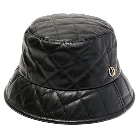 「風格のあるキルティングでイメージを刷新」 キルティングバケットハット 11,000円／Chapeau d’ O（Chapeau d’ O 東急プラザ銀座店）　ラフなイメージのバケットハットの印象を刷新するつやめく黒なら、レディなアレンジが可能。