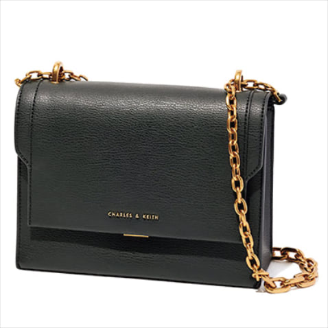 「アクセサリーとしての役割も兼務」 ショルダーストラップつきフラップバッグ（13.5×20×7.5） 7,900円／CHARLES & KEITH（CHARLES & KEITH JAPAN）　バングルのように腕にからめて持ち歩きたいサイズ感。