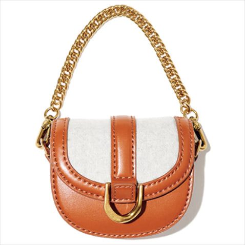 「ゴールドが光る贅沢なミニバッグ」 ショルダーストラップつきミニバッグ（8×10×3） 6,500円／CHARLES & KEITH（CHARLES & KEITH JAPAN）　チェーンは着脱可能。ミニサイズだからポーチのような使いみちもあり。