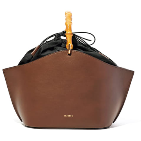 「レザーの重みをそぐナチュラルなバンブー」 バンブーハンドルバッグ（18×21×15） 31,900円／オルセット（オルサ）　大容量のバスケット型は、整理しやすい巾着つき。抜けと重みの両方を兼ねそなえたレザーとバンブーの異素材コンビ。