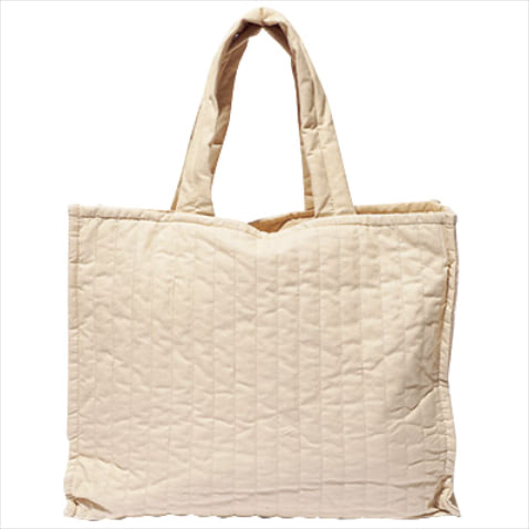 白バッグ（38×46.5×15.5） 5,990円／マンゴ（ロコンド）　薄手のキルティング地。ビッグサイズでモードなルックスへ昇華。