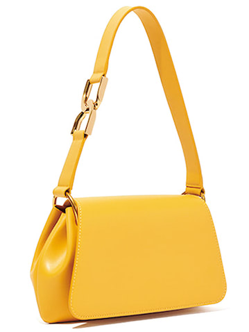 「イエローにとけ込むゴールドパーツ」 ショルダーストラップつきイエローバッグ（14×27×5） 8,900円／CHARLES & KEITH（CHARLES & KEITH JAPAN）　落ち着きのあるイエローがトレンドカラーと目される春。ブラウンやグレーなどの装いにも意外とフィットする色。