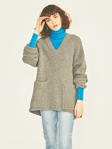 ブルーリブタートルネックニット 3,590円／ZARA（ザラ カスタマーサービス）　グレーニット 26,400円／セピエ（ガリャルダガランテ 表参道店）　フープピアス 9,900円／ニナ・エ・ジュール（SHOWROOM 233）