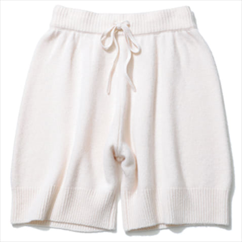 ロングブーツとセットで惹かれる ：ニットパンツ 26,400円／ADAWAS（ショールーム セッション）　肌あたりのいいカシミヤ100％。ラインを拾わない幅広タイプ。