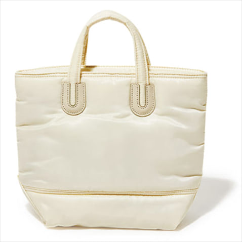 ナイロンミニバッグ（23.5×28×11） 13,420円／NOMADIS（エスケーパーズオンライン）　中綿入りでもちっとした質感。やや光沢がありほっこりしすぎない。