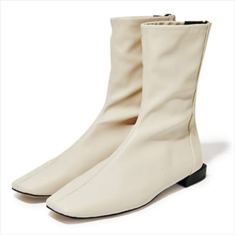 アイボリーブーツ（1） 22,000円／F by WELLFIT（ダイアナ 銀座本店）　すらっと伸びたつま先で、フラットヒールでももたついて見えないスマートな形。