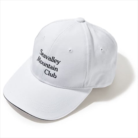ロゴキャップ 6,160円／SEA（エスストア）　シンプルなモノトーン配色なら、スポーティなキャップもカジュアルに転びすぎず、どんな服装にも使いやすい。