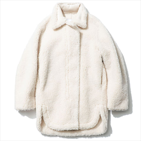 ボアとスエードのリバーシブル  ：白リバーシブルジャケット 79,750円／MUSEE by JUHYUN（アイクエスト ショールーム）　丸みを帯びたコクーンシルエット。