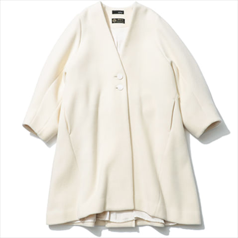 ふくらみを持たせた曲線スリーブ ：白コクーンスリーブコート（ベルトつき） 53,900円／styling/（styling/ 新宿ルミネ1店）　背面に２つのタックを入れた自然なAライン。
