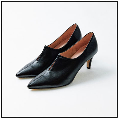 黒パンプス（7.5） 9,570円／マミアン（マミアン カスタマーサポート）　甲部分に深いスリットがあると、ソックスをはいてももたつきにくい。