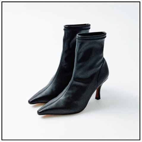 黒ブーツ（8.5） 19,800円／アンヘル アラルコン（ゼア オンラインストア）　タイツ感覚で脚をすらりと整える、ストレッチが効いたレザー。