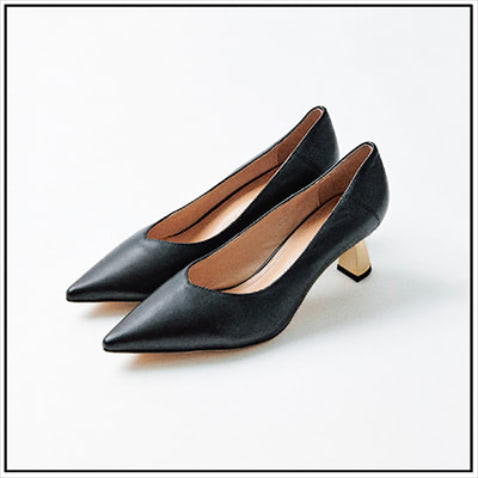 黒パンプス（5.5） 16,280円／セピカ（ジオン商事）　ゴールドヒールで、白いフレアスカートにもつり合う軽さを演出。