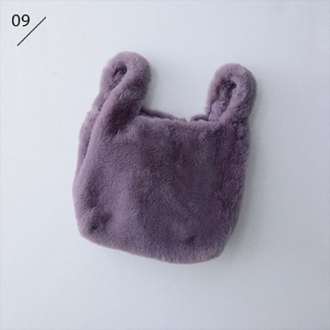 ファーバッグ（30×29×20） 19,800円／jakke（ジャック・オブ・オール・トレーズ プレスルーム）　愛嬌のある形で気どった印象のパープルをカジュアルに。片方のハンドルを通してワンハンドル風にも。