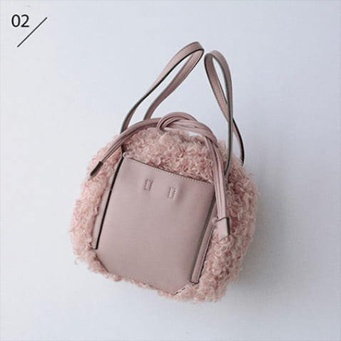 ショルダーストラップつきピンクファーバッグ（18×21×10） 13,750円／ダイアナ（ダイアナ 銀座本店）　動きのあるピンクの毛並みが、シンプルな装いに甘さと鮮度をプラス。きちんとした形のレザーポケットがあれば、丸いフォルムでも子どもっぽく見えない。