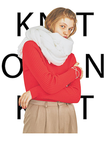I.白フリンジストール 6,600円／MOUSSY（バロックジャパンリミテッド）　J.赤タートルニット 42,900円／ATON（ATON AOYAMA）  ベージュタックパンツ 16,500円／TODAYFUL（Life’s 代官山店）　シルバーチェーンブレスレット 37,400円／ニナアンドジュール（ウィム ガゼット ルミネ新宿店）　黒スライドシューズ 82,500円／CLERGERIE（デ・プレ）