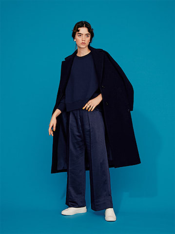 ネイビースリットスエット 4,490円／Gap（Gap新宿フラッグス店）　ネイビーウールコート 41,800円／ジャーナル スタンダード レサージュ（ジャーナル スタンダード レサージュ 銀座店）　ネイビーサテンワイドパンツ 49,500円／AKIRANAKA（ハルミ ショールーム）　イヤリング 6,480円／アビステ　〈左手・人さし指、中指〉ダブルフィンガーリング 14,960円／TODAYFUL（Life’s 代官山店）　〈左手・薬指〉ゴールドハマーリング 5,490円／バナナ・リパブリッ