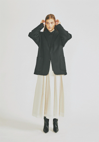 黒ウールジャケット 75,900円／ATON（ATON AOYAMA）　黒シアーシャツ 29,700円 カオス（カオス表参道）　アイボリーナイロンスカート 16,500円／N.O.R.C（N.O.R.C）　黒ロングブーツ 69,300円／FABIO RUSCONI（ファビオ ルスコーニ ヴィオロ 福岡店）