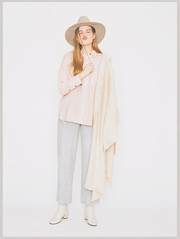 グレーウールパンツ 28,600円／ジェイシーエム（シップス 渋谷店）　ピンクソフトウールツイルシャツ 42,900円／ebure（ebure GINZA SIX店）　ベージュ中折れハット 7,920円／ベネッリモンタコーネ（ユー バイ スピック＆スパン ルミネ2新宿）　アイボリーストール 37,400円／アソース メレ（ユナイテッドアローズ 六本木ヒルズ店）　アイボリーブーツ 45,100円／マリサ レイ フォー ロンハーマン（ロンハーマン）