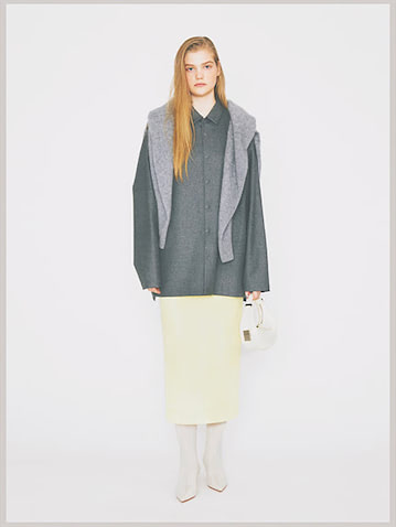 グレーウールシャツ 46,200円／ATON（ATON AOYAMA）　肩にかけたグレーニット 32,000円／N.O.R.C by the line（N.O.R.C）　イエローボンディングスカート 26,400円／ロンハーマン（ロンハーマン）　エクリュバッグ 41,800円／オソイ（ウィム ガゼット ルミネ新宿店）　エクリュニーハイブーツ 31,900円／TSURU by Mariko Oikawa