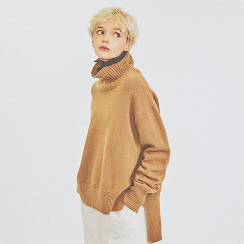ブラウンタートル 10,500円／COS（COS 銀座店）　キャメルハイネックニット 28,600円／ADAWAS（ショールーム セッション）